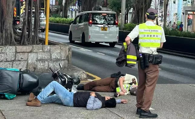 一名交通督導員上前查看。TL Threads圖片