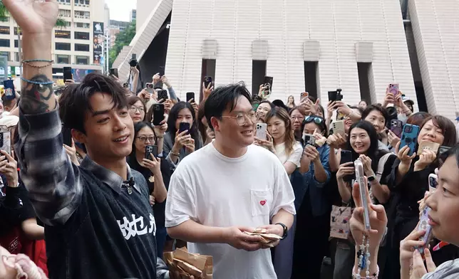 宣傳新歌《攬緊處理》 。