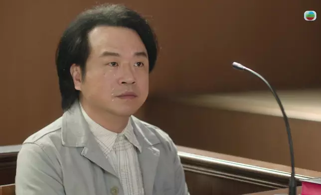 李啟傑飾演偏心父親，誤以為兒子施焯日斬傷家姐和細妹。