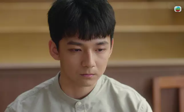 施焯日含淚默默捱鬧。