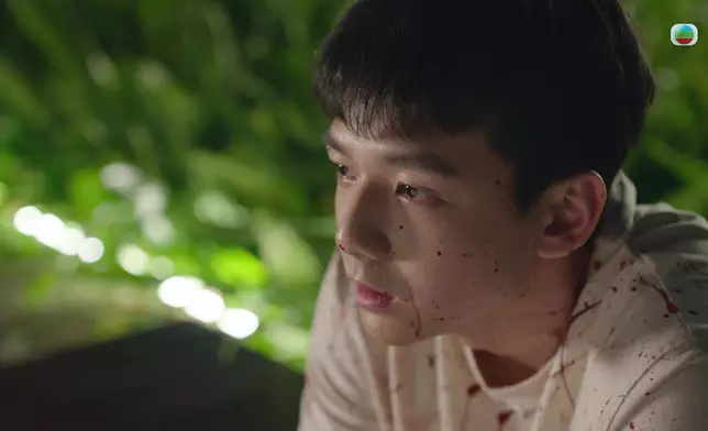 施焯日神情呆滯、染滿鮮血走到公園。