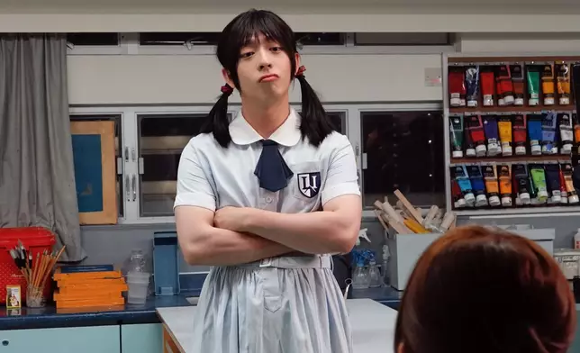 戴假髮著校裙狂放電！