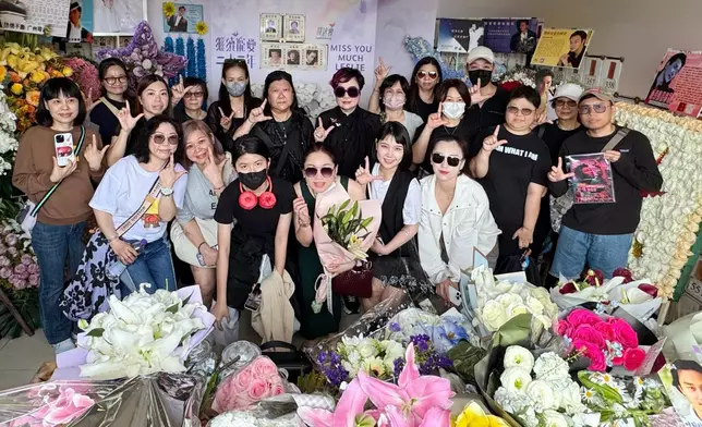 現場化為一片花海，日本「哥」迷親手摺製千羽鶴。