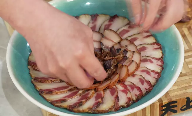 透過切割各式臘味，將其拼成如花般的美麗圖案。