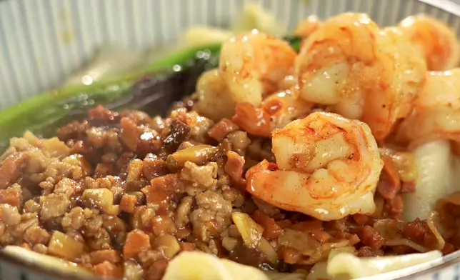 今晚炮製「西班牙辣肉腸蒜蝦肉燥麵」。