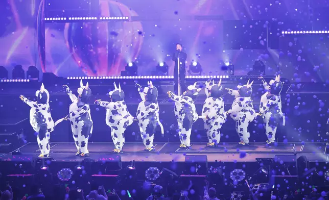 尾場氣氛熱烈，黎明首度分享愛上音樂的緣由兒時獲父親送贈walkman，從此沉醉音樂世界。