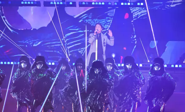 完場後大批樂迷守候紅館外，與乘車離開的Leon揮手道別，場面感人。