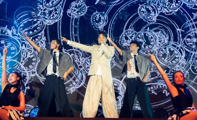 李克勤日前於新加坡濱海灣金沙舉行一連兩場《Live in Sands》演唱會，吸引逾萬名觀眾坐爆全場，反應熱烈。