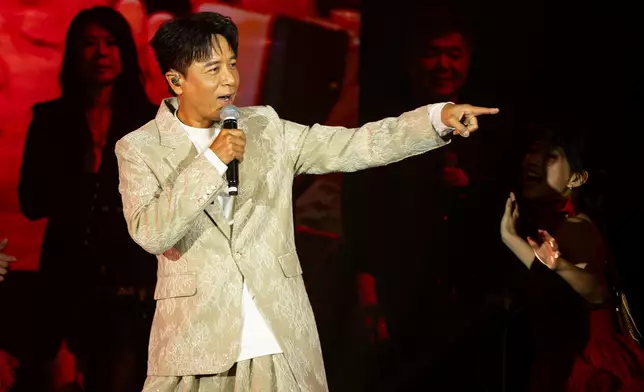 克勤在台上演唱時突然有熱情歌迷拋了一個公仔上台，因燈光太強，克勤誤以為有黑影偷襲，嚇了一跳，回過神後才發現是粉絲心意。