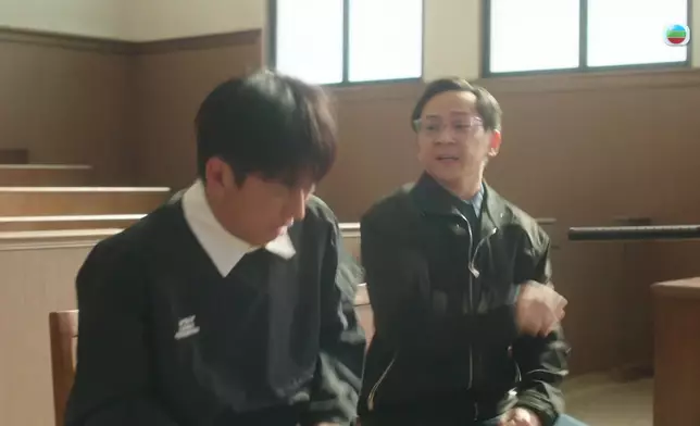 鄧智堅拍打胡俊軒毫不留力。