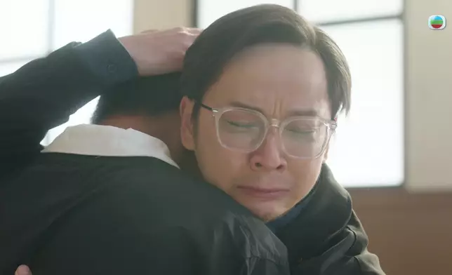 兩父子互講「我愛你」，最後相擁而泣。