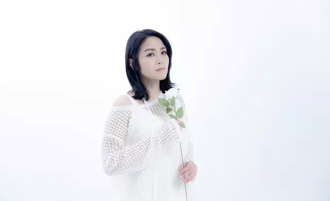 《中年好聲音3》參賽者鐘凱瑩（車仔）正式簽約TMG成為旗下歌手，推出首支個人單曲《不散筵席》。