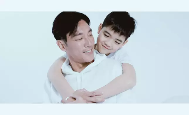 車仔更安排兒子何清義飾演少年版張頴康，二人互動有笑有淚，為MV增添濃厚人情味。