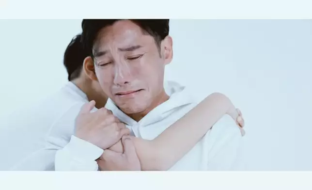 她透露張頴康為投入角色，拍攝當日獨坐一旁不吃不喝醞釀情緒，僅用10秒便流下真眼淚，專業表現一鏡到底完成。