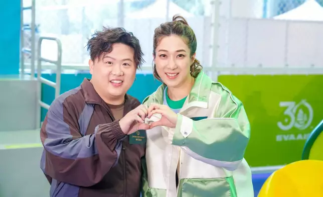 鍾嘉欣與Fatboy孖住現身 D‧PARK 切磋球技。