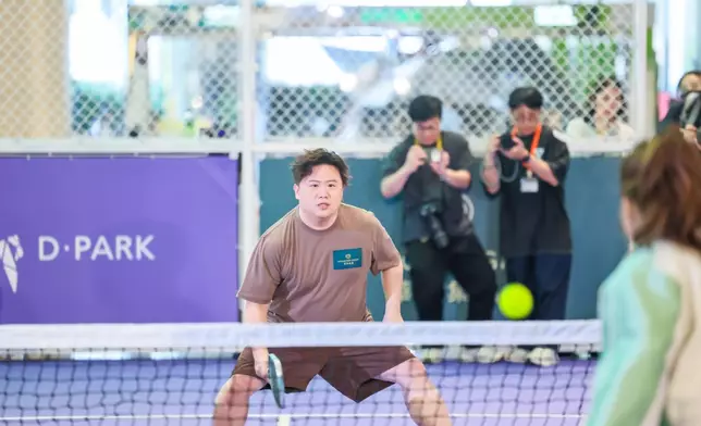 Fatboy則一改搞笑本色，認真投入匹克球對打，展現運動細胞。