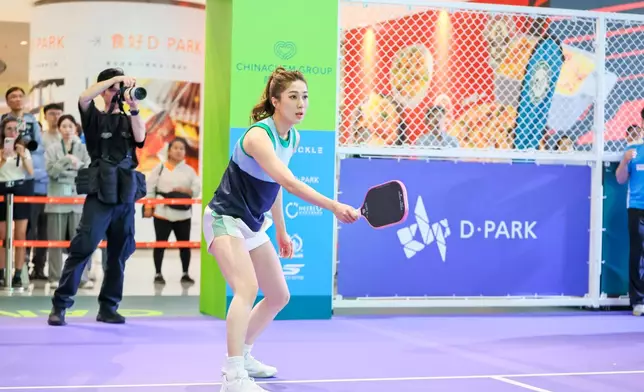 鍾嘉欣近年成為匹克球忠實粉絲，更不時於社交平台分享練波日常。今次以優雅身姿示範發球，動作流暢又充滿力量，獲讚「女神球風」超有型！