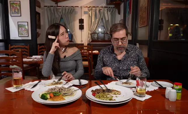 暉哥邊食邊學瑞士語。