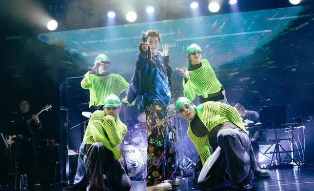 張與辰在舞蹈員陪同下登場，以《大藝術家》揭開序幕，隨後獻上《壞女孩》加《激光中》組曲、Padam Padam等勁歌熱舞，全場氣氛高漲。