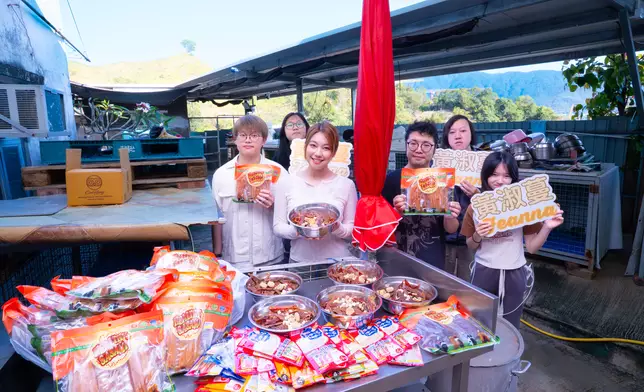 「寰亞孻女」黃淑蔓（Feanna）日前與粉絲帶同貓狗糧食及利是錢，到「大樹下善待動物庇護站」做義工。