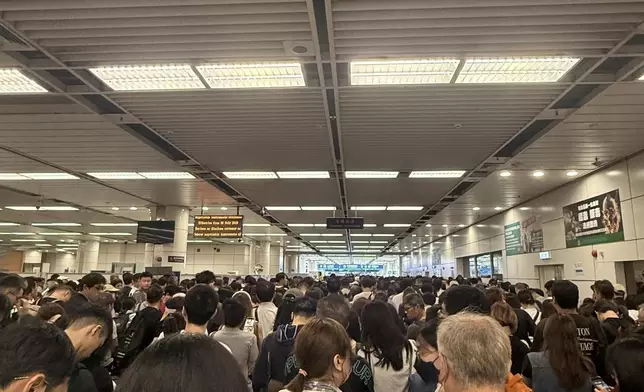 深圳灣管制站人頭湧湧。Threads圖片