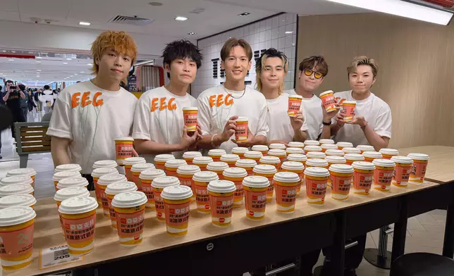 關智斌與樂隊Locksmiths開鎖佬接力落區派奶茶。