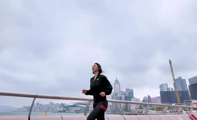 高海寧跑姿逐格睇。