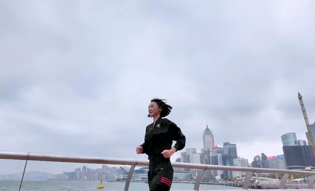 高海寧跑姿逐格睇。