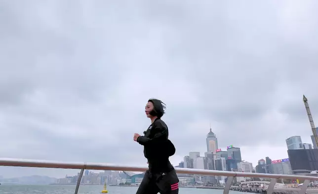 高海寧跑姿逐格睇。