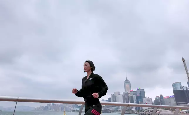 高海寧跑姿逐格睇。