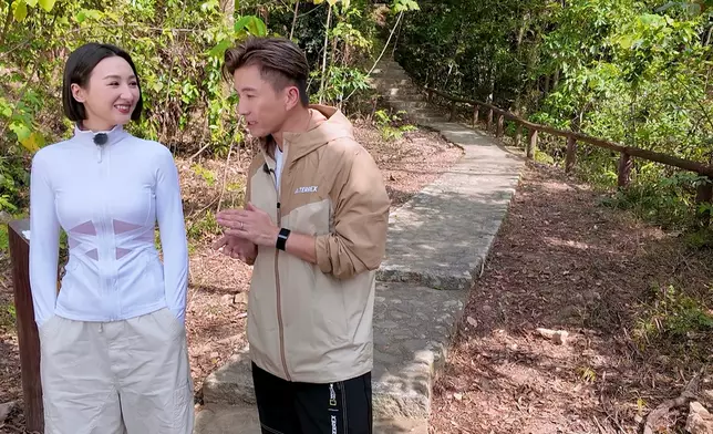 陳山聰與高海寧示範「行山神器」。