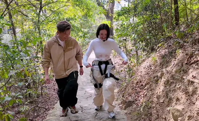 陳山聰與高海寧示範「行山神器」。