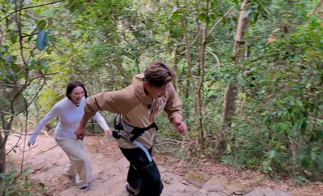 陳山聰與高海寧示範「行山神器」。