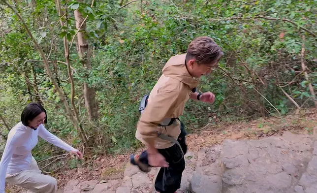 陳山聰與高海寧示範「行山神器」。