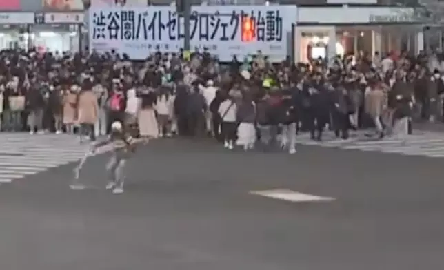 男子（左）放下紙牌後倒液體。みんなのぱぱ X圖片