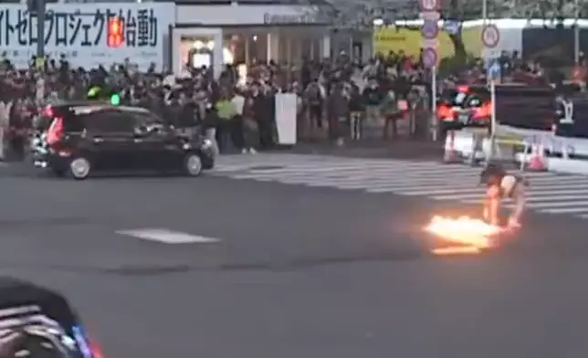 男子（左）點火。みんなのぱぱ X圖片