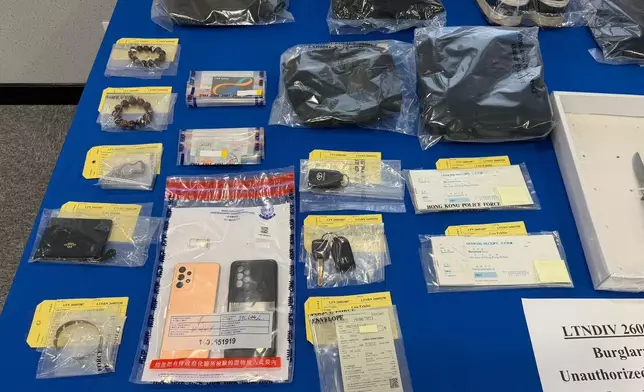 警方在兩名被捕人的住所檢獲部分失物，包括兩條失車車匙、失車行車證，以及兩本酒家的單據。