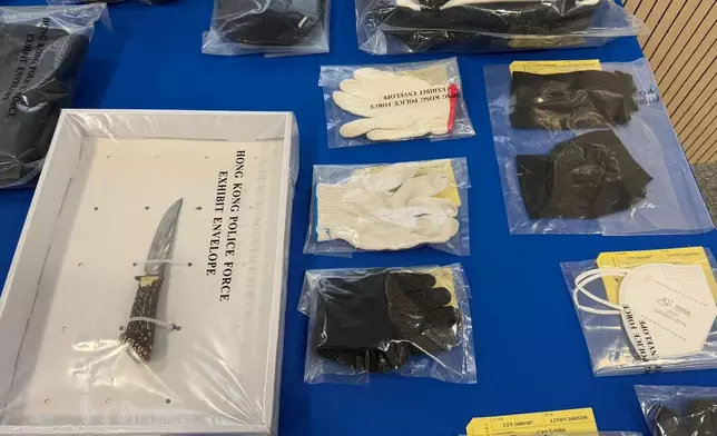 兩名男子犯案時所着的衣物及其他證據。