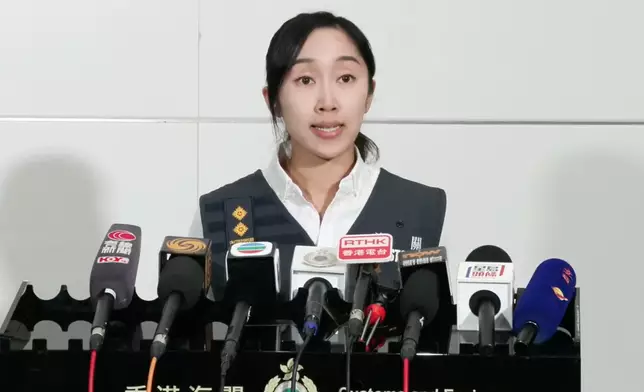 陳佩兒向傳媒講述行動詳情。香港海關FB