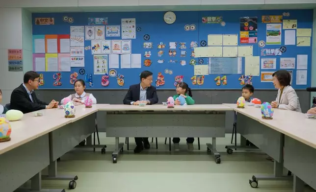 李家超與學生一同製作復活蛋及送上復活兔禮物包。