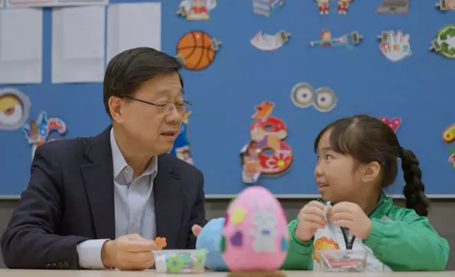 李家超與學生一同製作復活蛋及送上復活兔禮物包。