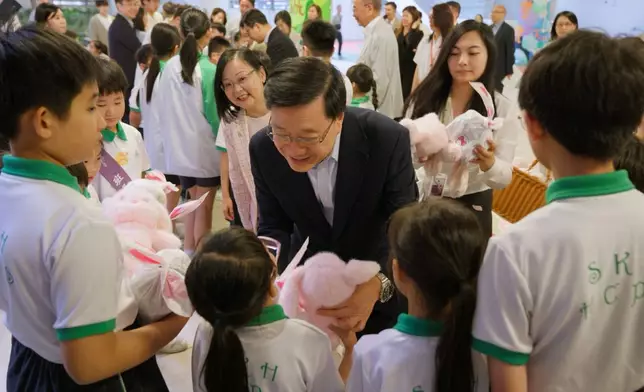 李家超與學生一同製作復活蛋及送上復活兔禮物包。