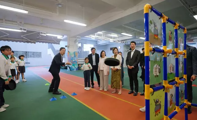 李家超參與學生進行的躱避盤遊戲。