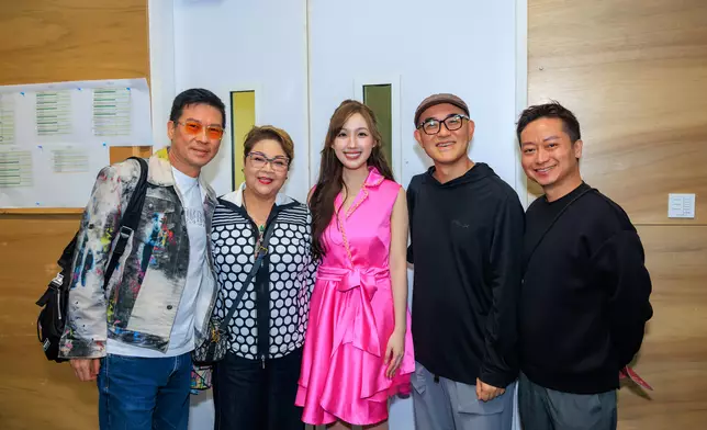 張佳添、Maria Cordero、海兒及周國豐等合照