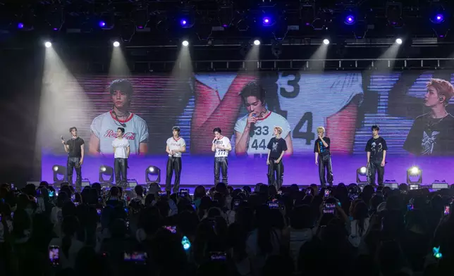 NEXZ成員們用廣東話哄粉絲。主辦單位提供圖片