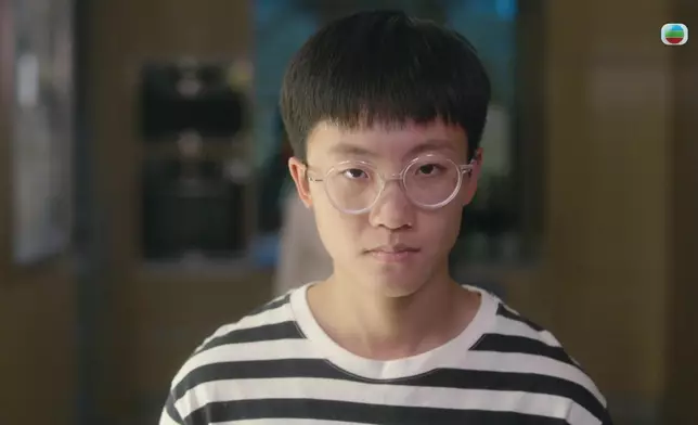 劉倬昕要求重返校園，但被陳煒拒絕，劉倬昕轉身時露出極度不滿的陰森表情。