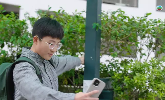 劉倬昕自拍兼轉圈，又仰天大笑。