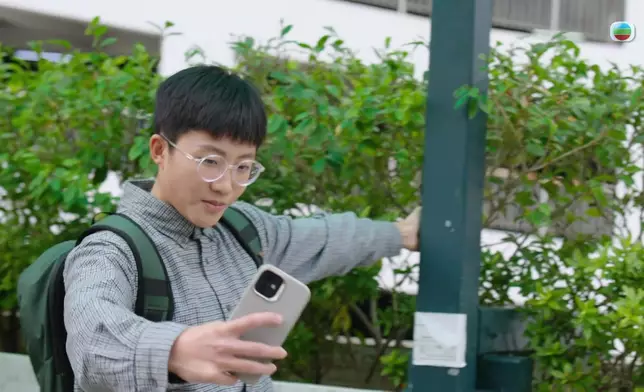 劉倬昕自拍兼轉圈，又仰天大笑。