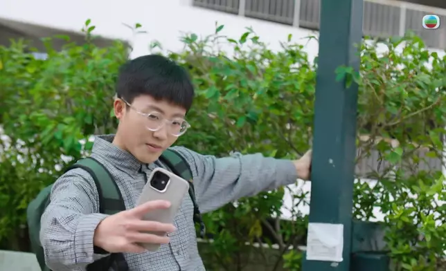 劉倬昕自拍兼轉圈，又仰天大笑。