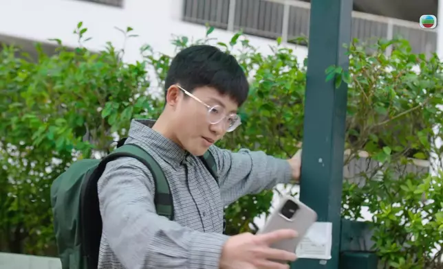 劉倬昕自拍兼轉圈，又仰天大笑。